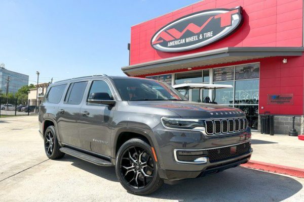 Gray 2023 Jeep Wagoneer