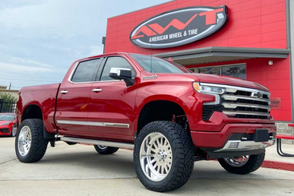 feature-Maroon 2022 Chevrolet Silverado 1500