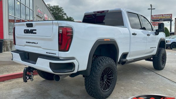 White 2024 GMC Denali Ultimate HD 2500