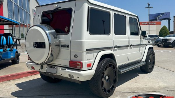 White Mercedes G-Wagon G550