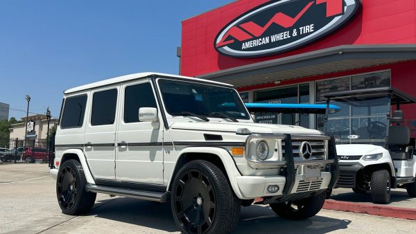 White Mercedes G-Wagon G550