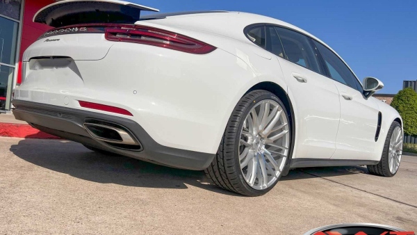 White Porsche Panamera