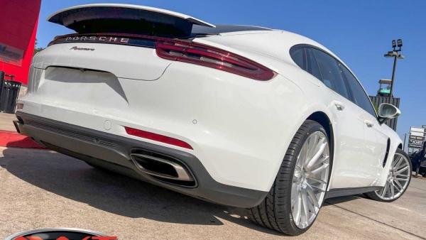 White Porsche Panamera